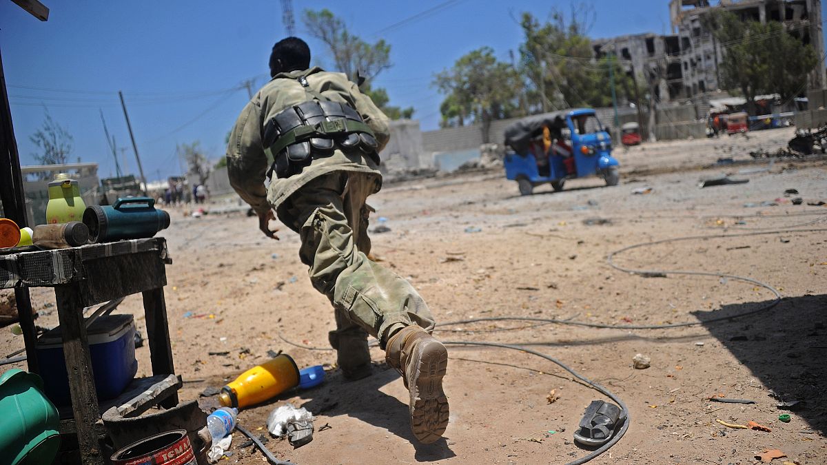 Mevzi almaya çalışan bir Somalili asker