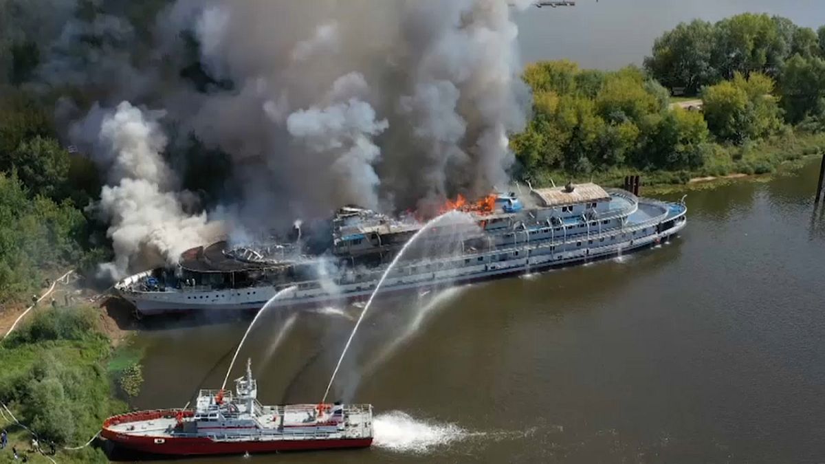 Wolga: Kreuzfahrtschiff geht in Flammen auf
