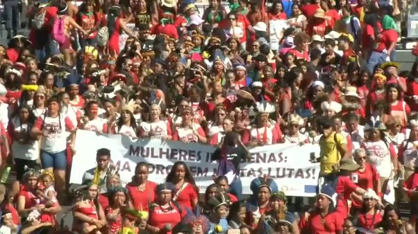 Le donne indigene in Brasilia per protestare contro Bolsonaro Le donne indigene in Brasilia per protestare contro Bolsonaro