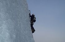 وزير فرنسي سابق يطلق موجة سخرية بعد أن نشر صورة تسلق جبل بشكل "مفبرك"