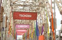 A Hajógyári szigetre vezető K-híd, rajta elköszönő zászlókkal