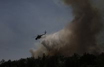 Ελικόπτερο επιχειρεί στην κατάσβεση της πυρκαγιά κοντά στο χωριό Μακρυμάλλη