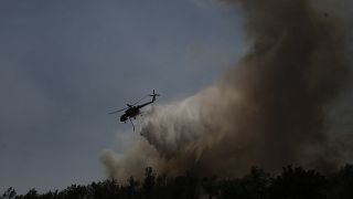 Ελικόπτερο επιχειρεί στην κατάσβεση της πυρκαγιά κοντά στο χωριό Μακρυμάλλη