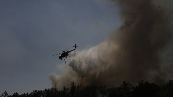Ελικόπτερο επιχειρεί στην κατάσβεση της πυρκαγιά κοντά στο χωριό Μακρυμάλλη Ελικόπτερο επιχειρεί στην κατάσβεση της πυρκαγιά κοντά στο χωριό Μακρυμάλλη