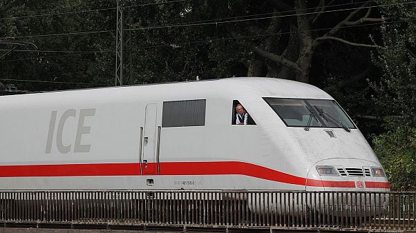 Vater raucht und verpasst Abfahrt: 42-Jähriger springt auf fahrenden ICE Vater raucht und verpasst Abfahrt: 42-Jähriger springt auf fahrenden ICE