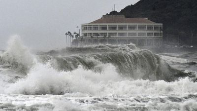 أمواج عالية على شاطئ مياساكي مع اقتراب العاصفة كروسا
