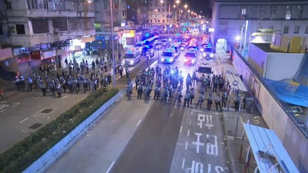 Esercito di Pechino schierato a Shenzen città cinese a ridosso di Hong Kong Esercito di Pechino schierato a Shenzen città cinese a ridosso di Hong Kong