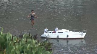 الرياضية الفرنسية عابرة النهر في براغ