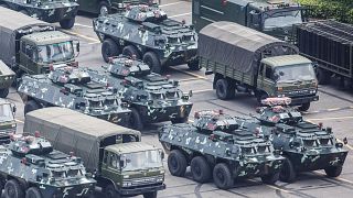 الصين تقول إنها لن تقف مكتوفة الأيدي إزاء أزمة هونغ كونغ وقوات تابعة لها تتجمع بالقرب من المنطقة