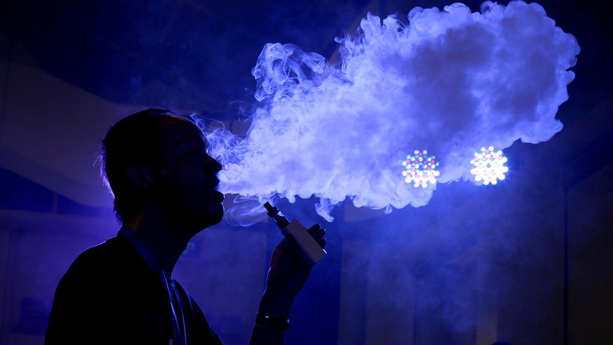 تدخين السيجارة الالكترونية بكين- أرشيف رويترز 