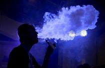 تدخين السيجارة الالكترونية بكين- أرشيف رويترز
