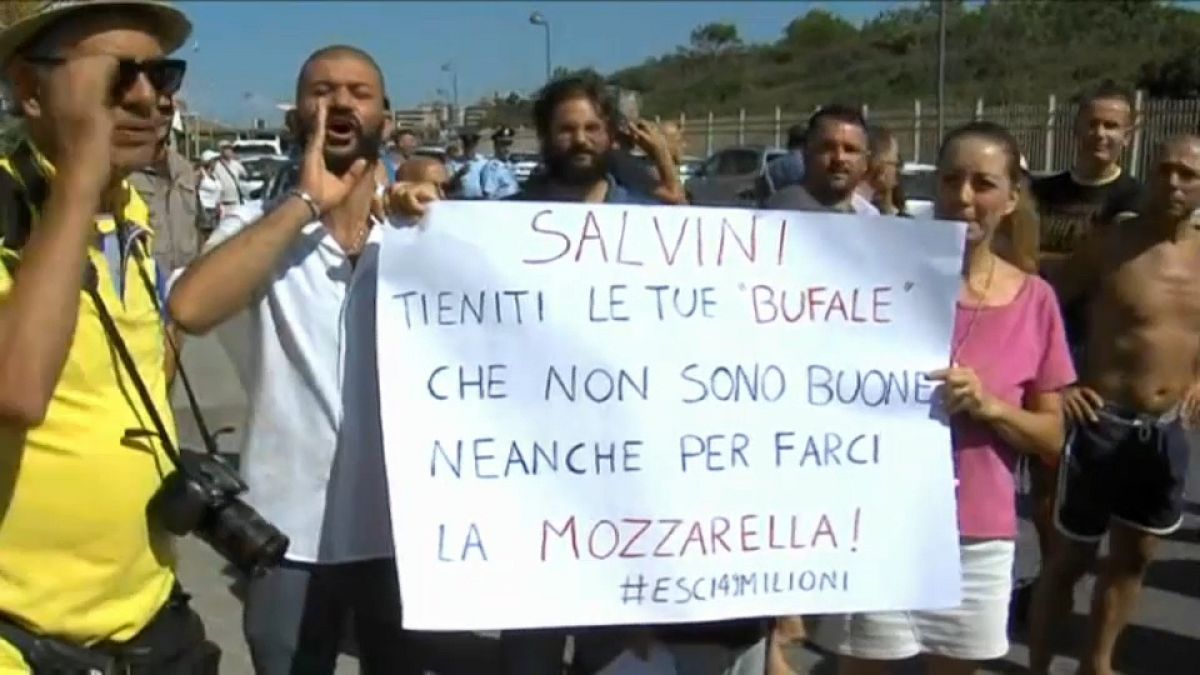 Salvini egy menekültvárosból üzent: az olasz kikötők továbbra is zárva vannak