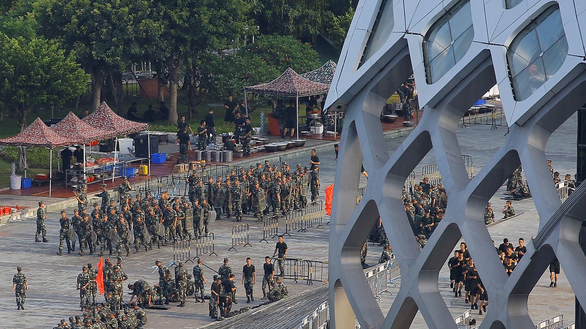 Hong Kong : Pékin envoie des troupes à la frontière et "ne restera pas les bras croisés"