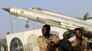 أفراد من الجيش السوداني أمام مقر وزارة الدفاع في الخرطوم