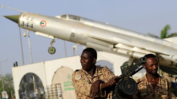 أفراد من الجيش السوداني أمام مقر وزارة الدفاع في الخرطوم أفراد من الجيش السوداني أمام مقر وزارة الدفاع في الخرطوم