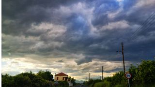 Έντονη συννεφιά με βροχή στη πόλη του Ναυπλίο (αρχείου)