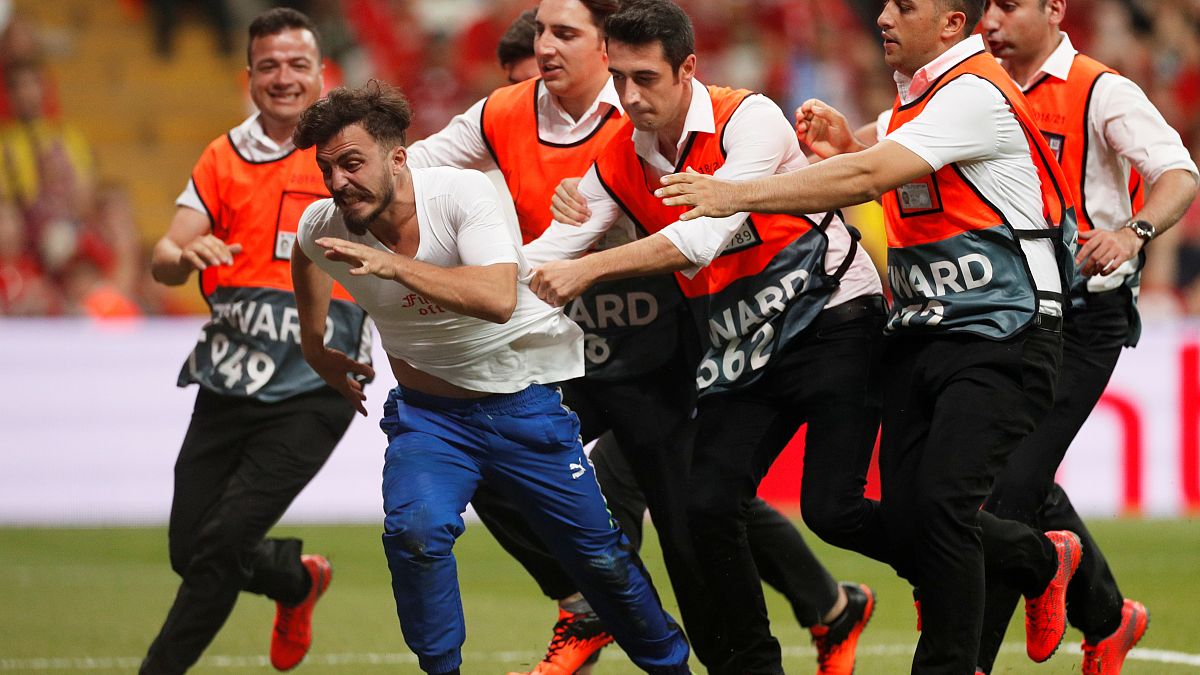 Süper Kupa maçında sahaya giren ünlü YouTuber ve arkadaşları gözaltında