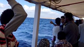 المهاجرون ينتظرون مصيرهم على متن سفينة الإنقاذ أوبن أرمز