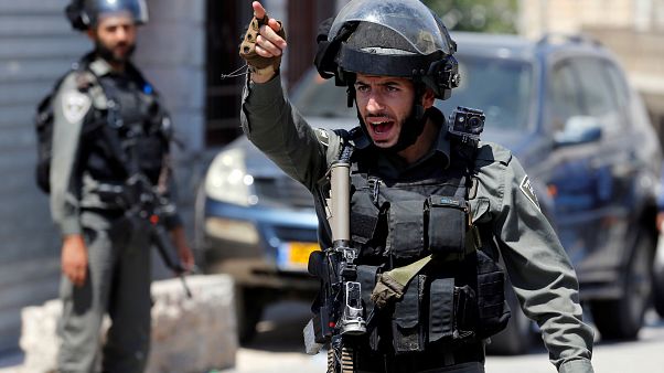 Kudüs'te İsrail polisinden bıçaklı saldırıya müdahale: 1 ölü, 1 yaralı Kudüs'te İsrail polisinden bıçaklı saldırıya müdahale: 1 ölü, 1 yaralı