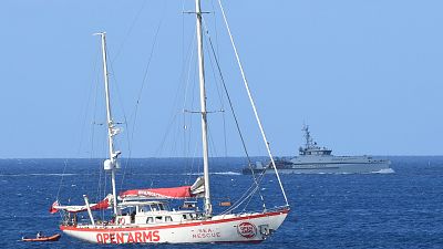 Open Arms: 9 Migranten dürfen an Land. Schiff ist noch ohne Hafen