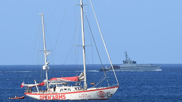 Open Arms: 9 Migranten dürfen an Land. Schiff ist noch ohne Hafen Open Arms: 9 Migranten dürfen an Land. Schiff ist noch ohne Hafen