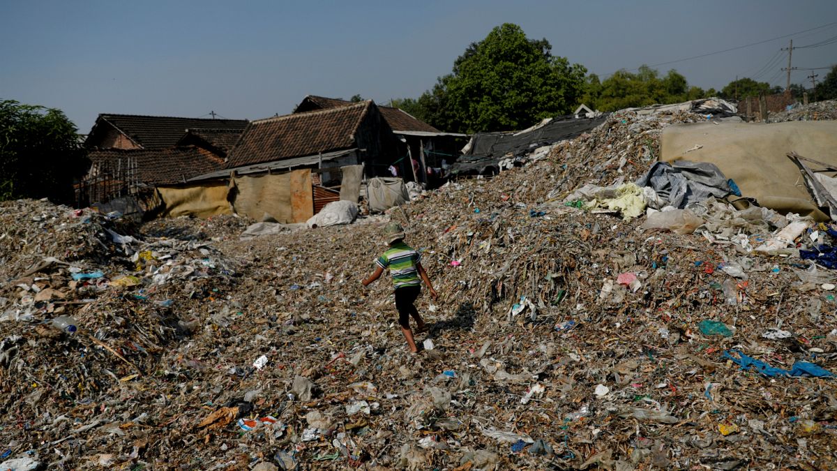 شاهد: سكان قرية أندونيسية يكسبون من فرز النفايات دخلا يزيد عما يجنونه من زراعة الأرز 