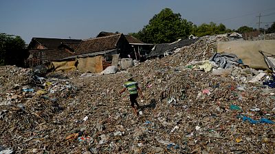 شاهد: سكان قرية أندونيسية يكسبون من فرز النفايات دخلا يزيد عما يجنونه من زراعة الأرز 
