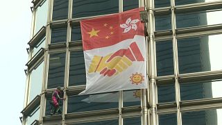 شاهد: الرجل "العنكبوت" الفرنسي يرفع "علم السلام" من ناطحة سحاب في هونغ كونغ