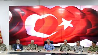Milli Savunma Bakanı Hulusi Akar, Kara Kuvvetleri İleri Müşterek Harekat Merkezi’nde brifing aldı.
