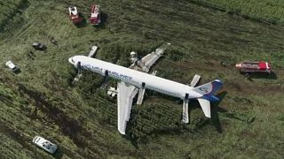 Drónfelvétel az Ural Airlines Airbusáról egy Moszkva melletti kukoricásban