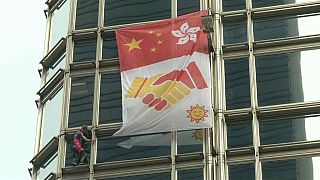 Hong Kong : le spiderman français Alain Robert diffuse "un message de paix" en haut d'un gratte-ciel