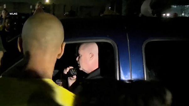 شاهد: شاحنة تابعة لسجن أمريكي تصدم متظاهرين ضد سياسة الهجرة شاهد: شاحنة تابعة لسجن أمريكي تصدم متظاهرين ضد سياسة الهجرة