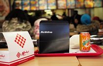 İngiltere'de bıçaklı suçlara karşı tavuk restoranlarında başlatılan kampanyaya ırkçılık eleştirisi