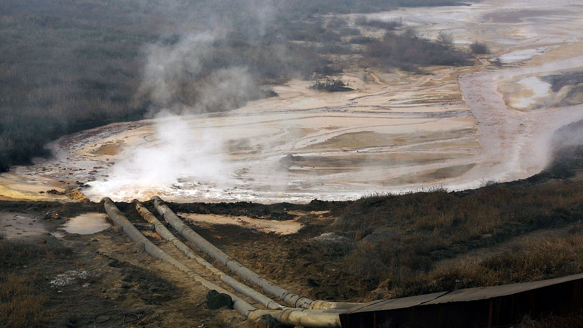 Des tuyaux provenant d'une fonderie de terres rares déversent de l'eau polluée dans un barrage près de Baotou dans la région chinoise de Mongolie intérieure