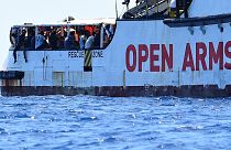 کشمکش سیاسی در ایتالیا مانع از پهلوگیری کشتی حامل پناهجویان شد
