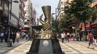 Marmara depreminde hayatını kaybedenler için Avcılar'da yapılan anıt