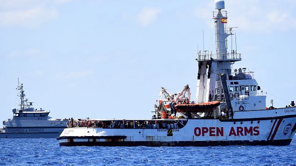 Κομισιόν: Ο αποκλεισμός ανθρώπων στη θάλασσα δεν είναι "βιώσιμη λύση" Κομισιόν: Ο αποκλεισμός ανθρώπων στη θάλασσα δεν είναι "βιώσιμη λύση"