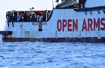 Open Arms: 5 migranti si gettano in mare, la Spagna offre un porto
