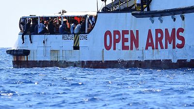 سفينة الإنقاذ العالقة في إيطاليا