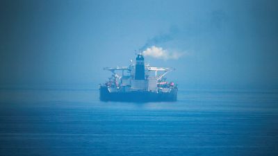 La petroliera iraniana sembra allontanarsi nella foschia di Gibilterra. 