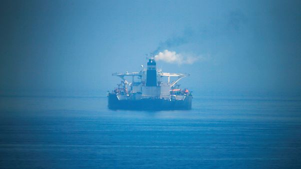 La petroliera iraniana sembra allontanarsi nella foschia di Gibilterra. La petroliera iraniana sembra allontanarsi nella foschia di Gibilterra.