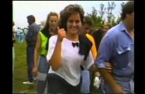 Una ragazza della Germania Est felice di attraversare il confine tra Ungheria e Austria. Chissà se è ancora felice, 30 anni dopo...