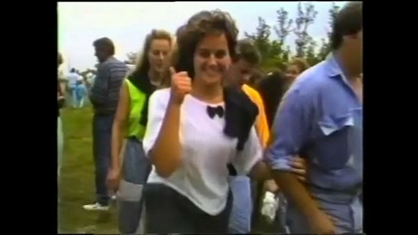 Una ragazza della Germania Est felice di attraversare il confine tra Ungheria e Austria. Chissà se è ancora felice, 30 anni dopo... Una ragazza della Germania Est felice di attraversare il confine tra Ungheria e Austria. Chissà se è ancora felice, 30 anni dopo...