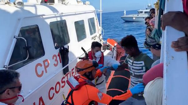 Los 27 menores no acompañados del Open Arms desembarcan en suelo italiano Los 27 menores no acompañados del Open Arms desembarcan en suelo italiano