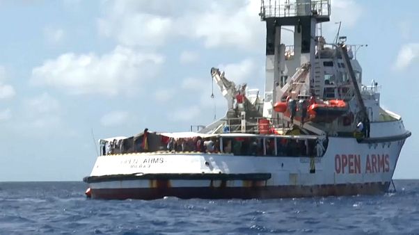 Salvini autoriza desembarque de menores a bordo do Open Arms Salvini autoriza desembarque de menores a bordo do Open Arms