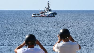 معركة سياسية متواصلة في إيطاليا بشأن سفينة المهاجرين العالقة قبالة سواحلها