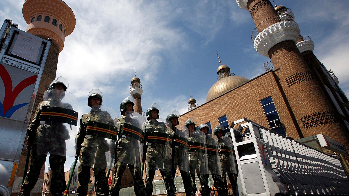 قوات شرطة عسكرية تحرس عند مدخل مسجد كبير في منطقة شينجيانغ