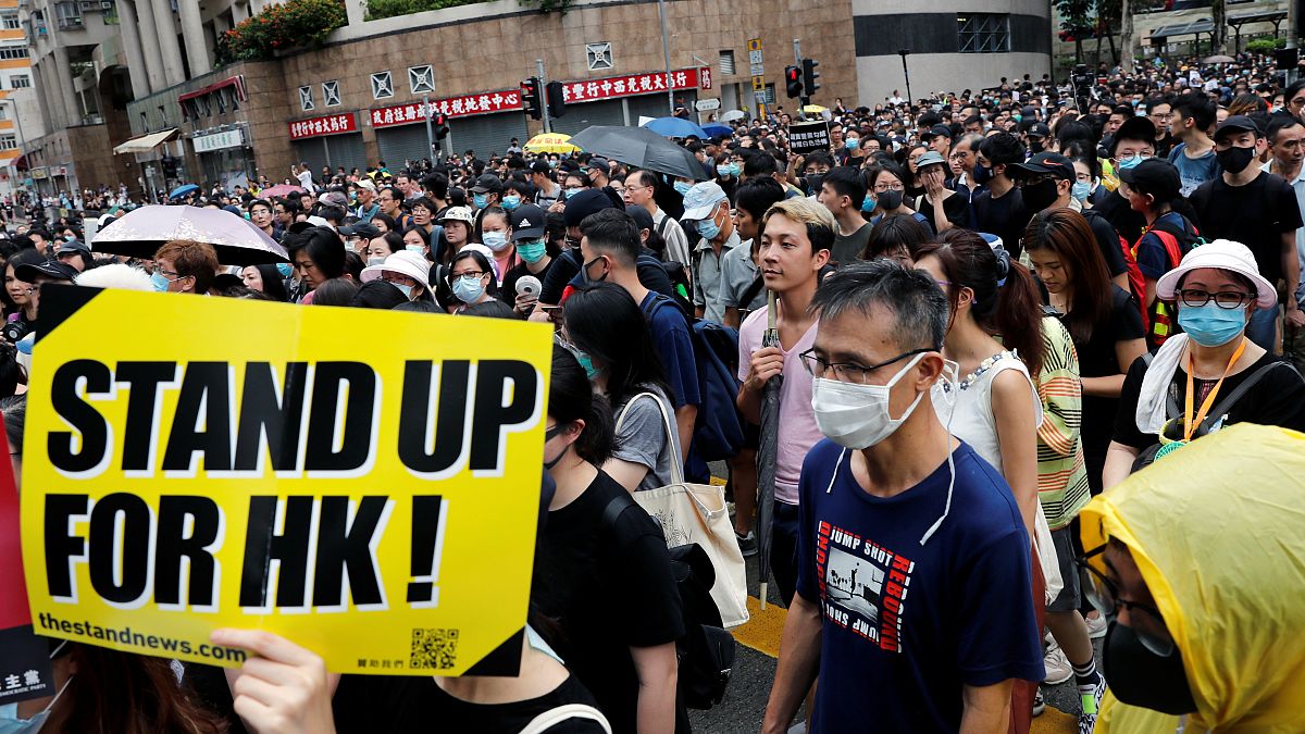 بحران هنگ‌کنگ؛ معلمان آخر هفته خود را با تظاهرات ضد دولتی آغاز کردند