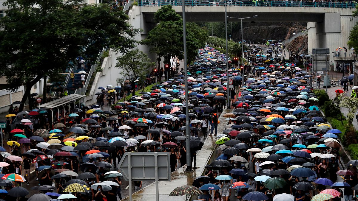 شاهد: المعلمون يؤيدون الحركة الاحتجاجية في هونغ كونغ رغم العواصف الرعدية
