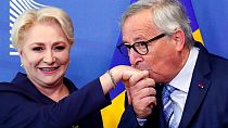 Jean-Claude Juncker galante con Viorica Dancila, primo ministro della Romania. (Bruxelles, 4.6.2019).